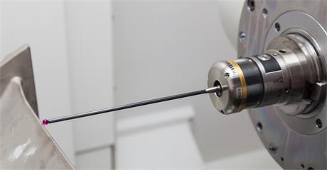 Станочный контактный датчик RMP600 определяет положение лопатки