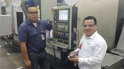 Инженер в Honeywell Aerospace Manufacturing, Луис Адриан Гаегос, с Гилбертом Ochoa Очоой, технический специалист в Renishaw