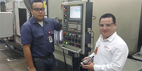 霍尼韦尔航空航天集团的生产工程师Luis Adrián Gallegos与雷尼绍的应用工程师Gilberto Ochoa