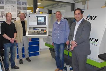 布倫瑞克 PTB 科學機器設計部門的 Stephan Metschke、Daniel Hagedorn 博士及 Heinz-Peter Heyne，以及 Renishaw 的區域銷售經理 Shahram Essam