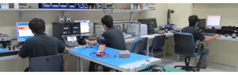 上海服务中心 - 工程师正在对设备进行测试